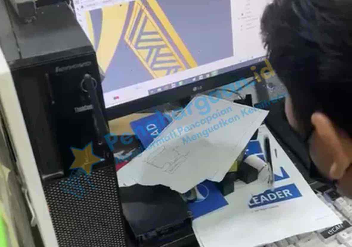 Proses Design Pengerjaan Plakat Customer Oleh Designer Profesional