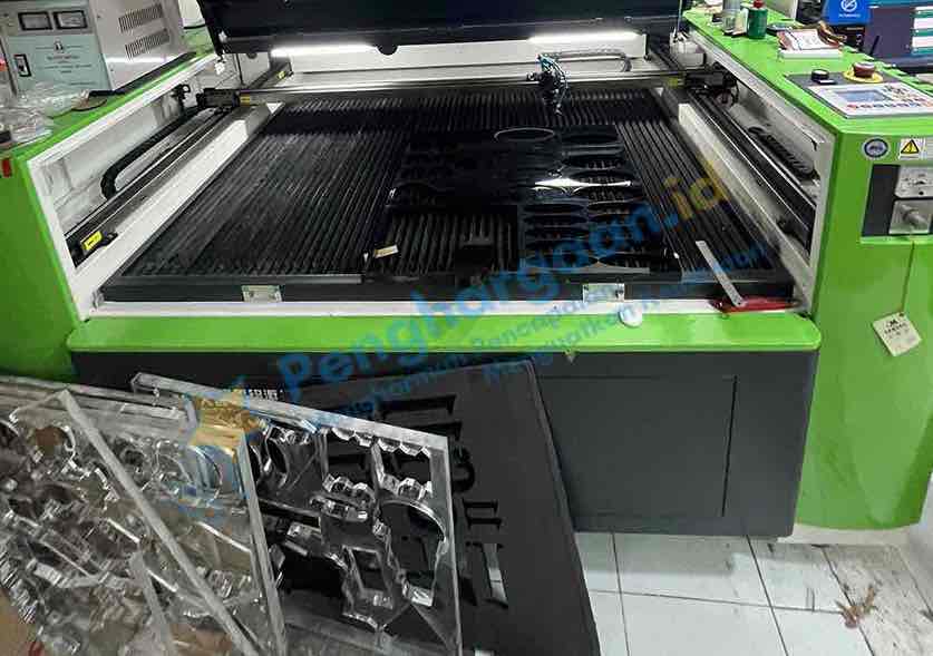 Proses Pemotongan Akrilik Dengan Mesin Laser Canggih