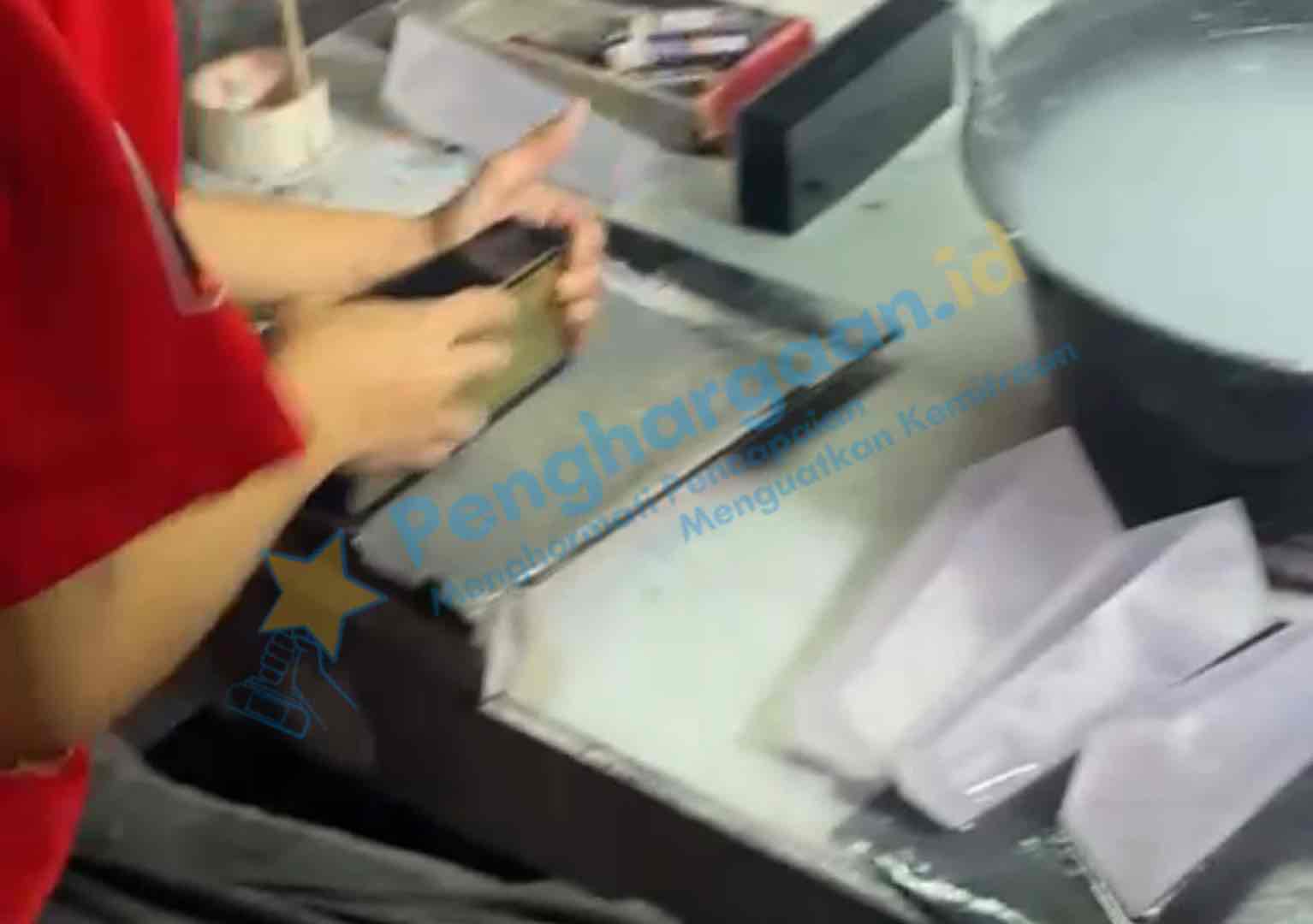 Proses Pemolesan Plakat Customer Yang Dilakukan Tim Profesional