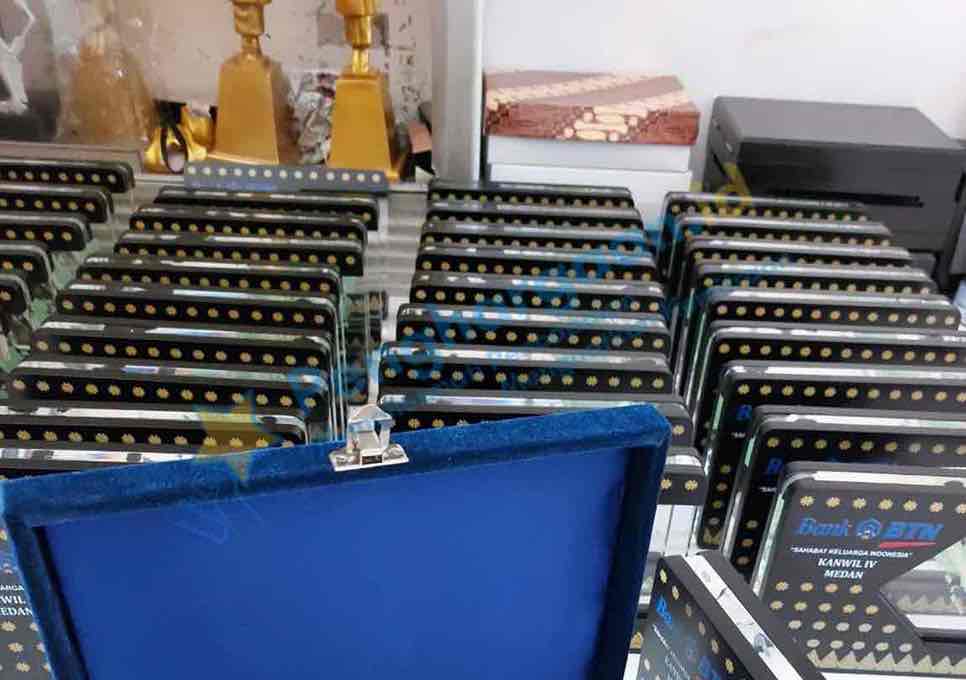 Pengerjaan Plakat Customer Sebanyak 250pcs