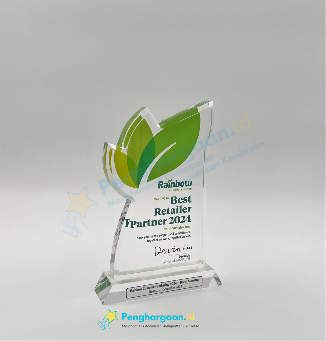 plakat penghargaan best retailer perusahaan rainbow 