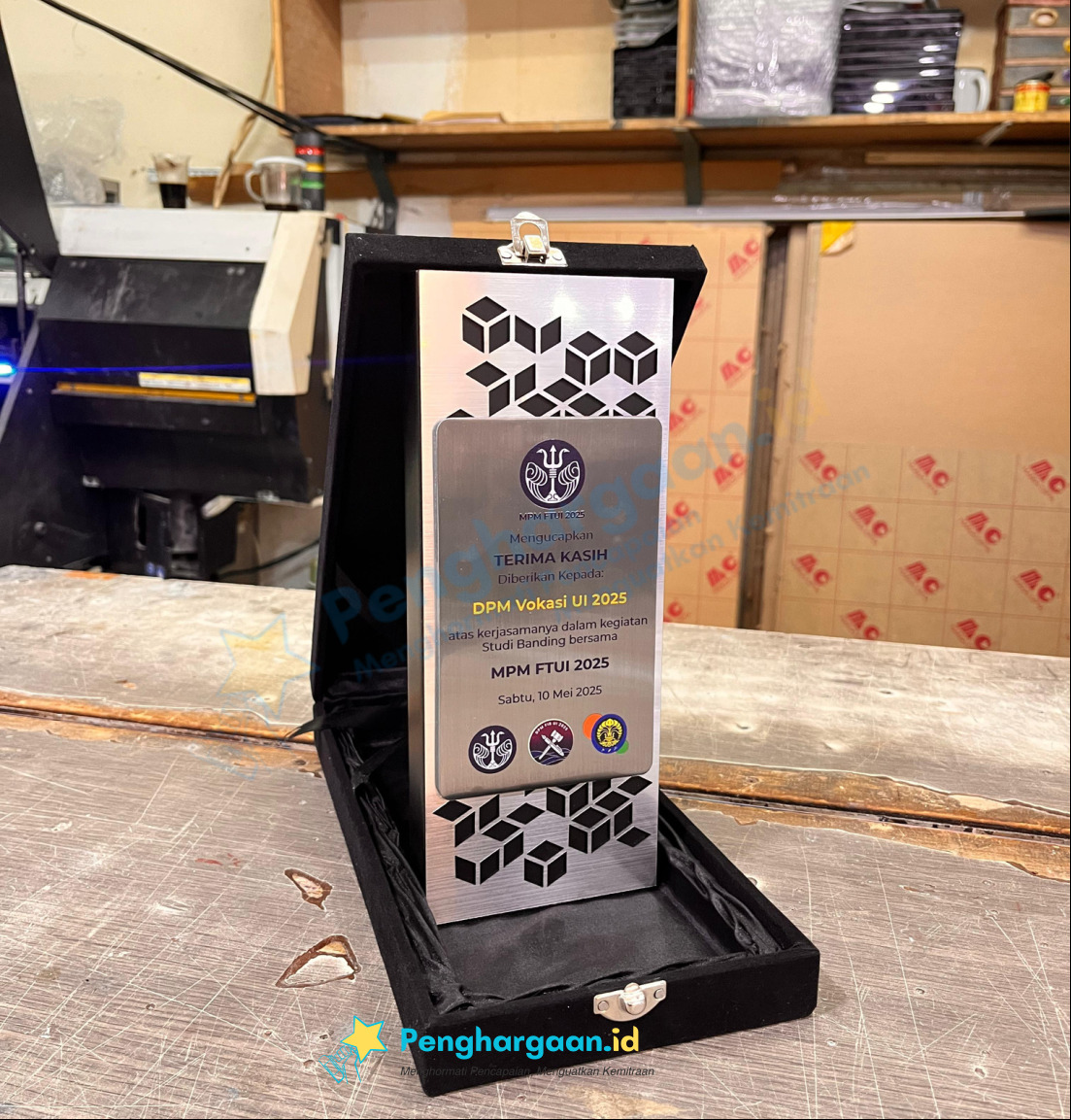 plakat kampus universitas indonesia - kayu express 101